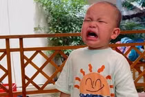 Biểu cảm trái ngược của cặp song sinh nhà Hà Hồ khi đến trường