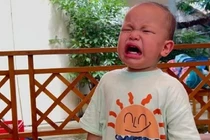 Biểu cảm trái ngược của cặp song sinh nhà Hà Hồ khi đến trường