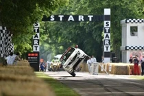 Xem Nissan Juke lập kỷ lục đi trên 2 bánh nhanh nhất