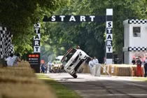 Xem Nissan Juke lập kỷ lục đi trên 2 bánh nhanh nhất