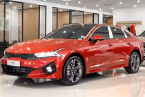 Kia K5 giảm giá, có đủ sức "hạ bệ" Toyota Camry tại Việt Nam