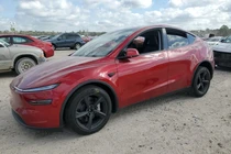 Tesla Model Y gần 60.000 USD bị "vứt đi" ở bãi phế liệu