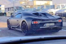 Tóm gọn cả dàn siêu xe Bugatti Chiron đang chạy thử