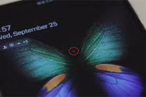 Galaxy Fold của phóng viên bị lỗi màn hình sau một ngày sử dụng