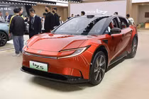 Toyota bZ5 ra mắt - SUV lai Coupe chạy điện từ 465 triệu đồng