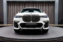 Cận cảnh BMW X7 M50i trắng Alpine, nội thất Tartufo lịch lãm