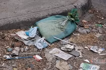 Vứt khẩu trang y tế ra vỉa hè, đường phố có thể bị xử phạt tới 7 triệu đồng