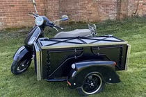 Dân chơi Anh quốc “chế” xe ga Vespa thành 3 bánh để bán đồ ăn 