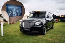 Sutton VIP LEVC Taxi hơn 3,2 tỷ kèm game Playstation cho khách