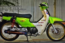 Honda Super Cub 110 "màu mè" với đồ chơi hàng hiệu 