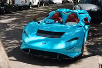 Xem McLaren Elva bản không kính chắn gió tắm nắng cùng đại gia 