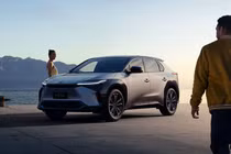 Toyota bZ4X 2023 chính thức ra mắt, giá khởi điểm từ 42.000 USD