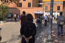 Thêm phụ huynh tại TP.HCM kéo đến trường phản đối học phí