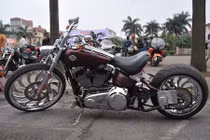 Harley-Davidson Rocker-C độ mâm “khủng” tại Hà Nội