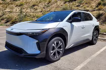 Toyota bZ4X chạy điện bị lỗi "rụng bánh" có thể được hãng mua lại