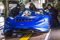 Chi triệu đô tậu McLaren Elva mui trần, trời mưa vẫn mặc áo mưa?