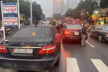 Hai xe Mercedes-Benz biển số “như đúc”, một chiếc mang biển giả