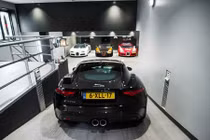 Cuộc sống đẳng cấp cùng siêu xe Jaguar tại Hà Lan