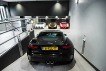 Cuộc sống đẳng cấp cùng siêu xe Jaguar tại Hà Lan