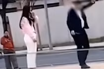 Vợ cúi đầu, khóc lóc xin tha thứ vì trót 'lén lút' bên ngoài