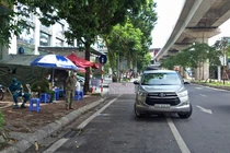 Kiểm tra giấy tờ người đi đường ở Hà Nội: Chốt chặt, chốt 'buông lỏng'