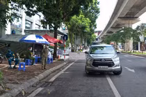 Kiểm tra giấy tờ người đi đường ở Hà Nội: Chốt chặt, chốt 'buông lỏng'