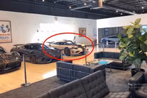 Koenigsegg One:1 hơn 230 tỷ "đứng" cạnh Regera của Hoàng Kim Khánh