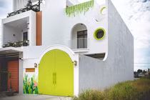 Ngôi nhà dùng gam màu chói lóa, độc đáo và đẹp đến không ngờ