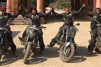 Những cô gái Ấn Độ chạy môtô 17.000km đến VN