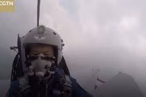 Video: Máy bay quân đội Trung Quốc bị chim tấn công, lao đầu xuống đất