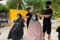 Salon di động cắt tóc miễn phí cho y, bác sĩ ở Bắc Giang