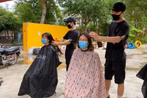Salon di động cắt tóc miễn phí cho y, bác sĩ ở Bắc Giang