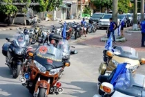 CĐV đất mỏ diễu hành mừng chiến thắng bằng “xế khủng“