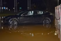 Sạc ôtô điện dưới trời mưa có thực sự an toàn?