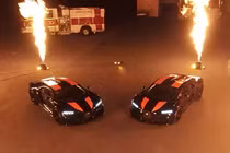 Bộ đôi Bugatti Chiron Super Sport 300+ trăm tỷ đồng cập bến Mỹ 