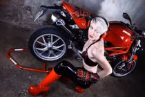 Siêu mẫu cosplay bên dàn xế nổ Ducati cực “khủng“