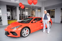 Cụ ông 90 tuổi mua Chevrolet Corvette C8 2021 tặng sinh nhật mình