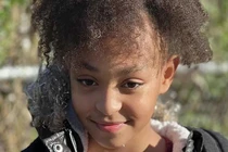 Bé gái 9 tuổi dùng Face ID cứu sống cả nhà