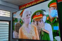 Phạt tù 3 người mang quan tài 'diễu phố'