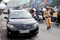 Mức phạt lỗi không xi nhan, chuyển làn ôtô và xe máy năm 2021