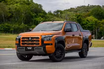 Mitsubishi Triton 2024 nâng cấp thêm phanh đĩa sau, đồng hồ kỹ thuật số