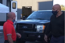 Sao cơ bắp The Rock tặng siêu bán tải Ford F-150 cho bạn thân