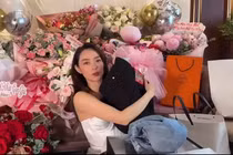 Minh Hằng 'đập hộp' quà sinh nhật, ông xã đại gia được 'ké' luôn