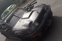 Người đi đường “khóc thét” vì xe ôtô có gắn súng máy