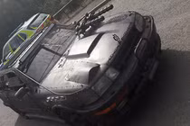 Người đi đường “khóc thét” vì xe ôtô có gắn súng máy