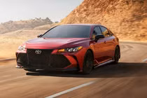 Sedan cỡ lớn Toyota Avalon TRD bán ra từ 1 tỷ đồng