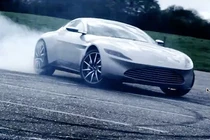 Aston Martin DB10 của James Bond trổ tài “vẽ” trên đường băng