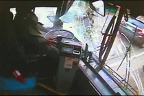 Tài xế xe buýt ngủ gật, đâm liên hoàn 8 ô tô 