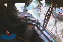 Tài xế xe buýt ngủ gật, đâm liên hoàn 8 ô tô 