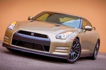 Soi “hàng hiếm” Nissan GT-R 45th Anniversary “bản gold“